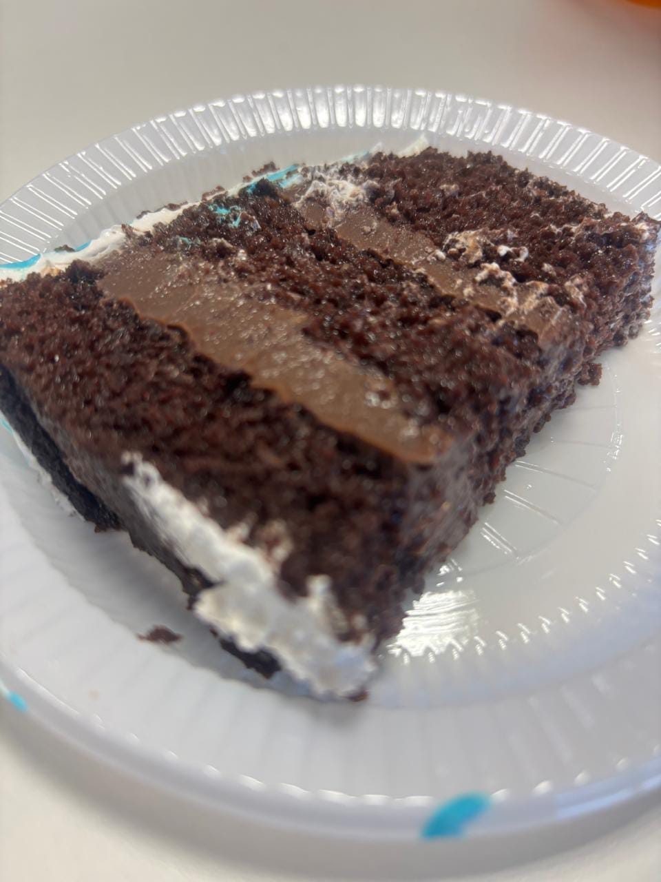 Fatia de bolo de chocolate molhadinho da Doce Agrado